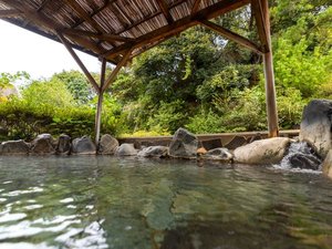 【大浴場】「殿の湯」露天風呂:庭園を見ながらゆったりとした時間をお過ごしください…