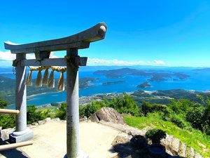 周辺観光【倉岳神社】眼下には不知火海(八代海)の穏やかな海や御所浦の島々、漁村の景色が広がる