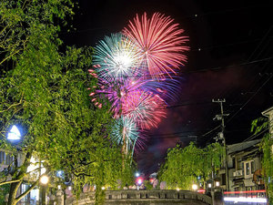 夕食後は浴衣と下駄で夜の温泉街へ!平日の夜空を彩る花火をご家族みんなで見に出かけませんか?