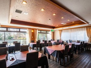【レストラン会場】ゆったりとリラックスしてお食事をお楽しみ頂けます