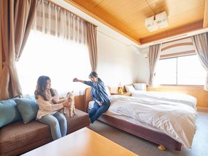 【洋モダンスイート和洋室】和室+洋室の広々客室でワンちゃんと一緒にベッドや布団で寝ることができます
