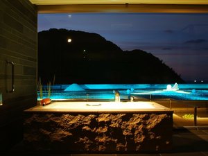 渚の館時じくスイートのビューバス。開放的なガラス貼りの浴室です。