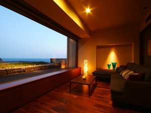 渚の館時じくスイートのリビング。屋上庭園越しに日本海が見えます。