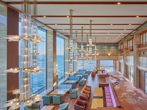 二層吹き抜けのロビーラウンジの正面には、当館からの景観を代表するお待ち岬が眺められます