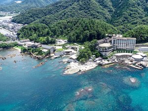【ホテル金波楼:お待ち岬上空からの全景】雄大な日本海に面する絶景のリゾートホテルです。