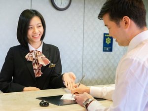 明るい笑顔でチェックイン!