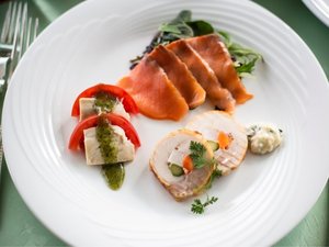 オードブル一例:日光サーモンの自家製冷薫、那須鶏のガランティーヌ、日光生ゆばとトマトのバジルソース