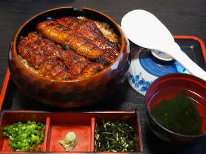 ひつまぶしは蓬莱軒か、まるやかな。