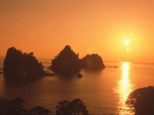 堂ヶ島唯一の自家源泉掛流宿　堂ヶ島温泉ホテル：【日本一】と称される夕陽　起伏に富んだ海岸線と小さな島々が夕陽に照らされ、幻想的な世界を創り出します