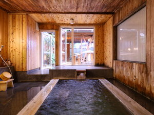 【麓の湯】木のぬくもりに囲まれた大浴場