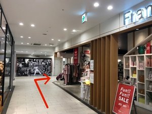 つきあたり(「Franc franc」前)を左折、すぐに右折し直進します