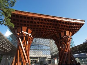 金沢駅 鼓門(写真提供:石川県観光連盟)