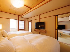 【2025年7月改装】和室レイクビュースイート 窓からは温泉街の山々と遠方に宍道湖を望める贅沢な造り
