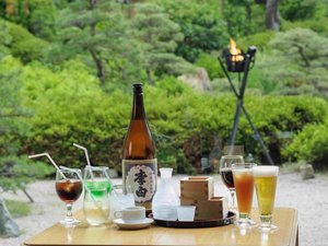 ドリンクサービスイメージ(地酒やソフトドリンクをお愉しみいただけます)