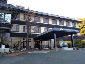 歴史が香る太宰府の静かな高台にあります。無料駐車場もございます