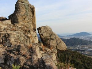 【当館から車で15分】山頂からの眺めが素晴らしく、ロッククライミングも楽しめる「右田ヶ岳」