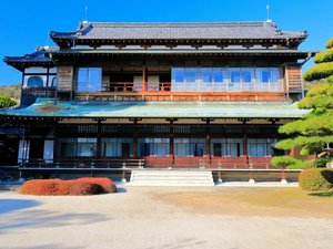 【当館から車で8分】大名毛利氏の旧邸宅と、歴史的な資料を展示する博物館「毛利氏庭園・毛利博物館」