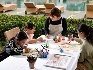 現役紅型作家の新垣優香さんを講師に迎え、紅型の染め体験ができる特別なプログラム