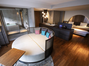 �y�v���~�A�����[���z�����^�̃\�t�@�ȂǗV�ѐS���ӂ��C���e���A���ڂ������W�]���C�t�q��