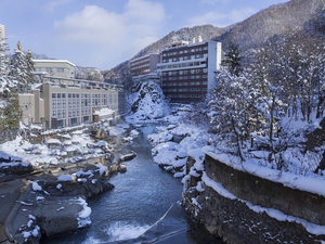 ��i�F�̒�R�k����X�𗬂��L����