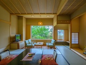 【末広亭和室 檜風呂付】居心地の良い12.5畳の和室。窓の外には専用の空中庭園を設えました。