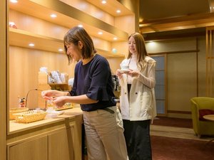 【GENJI香専用ラウンジ】ラウンジ内のドリンク、お茶菓子は夜と朝で異なるラインナップをご用意