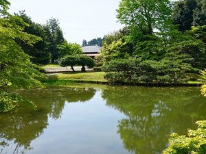 【五十公野公園 茶屋庭園】あやめの他にも庭園を一望できる茶屋もあります。当館よりお車で約14分。