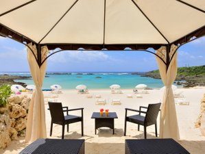 【シギラビーチ（リゾート内）】テント式のカバナは、一棟ずつ琉球石灰岩で区切られたプライベート空間。