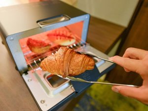 朝食パンをよりおいしく召し上がって頂けるよう、バルミューダのトースターをご準備しております。