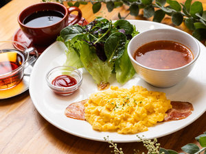 プレート料理(野菜スープ、卵料理、サラダ)