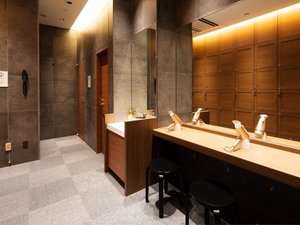 明るく清潔なバスルーム