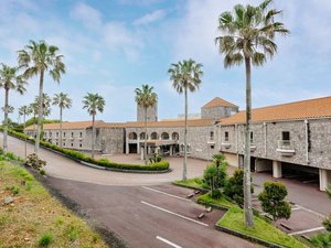 全室オーシャンビューの客室で眺望抜群!フランスの町並みをイメージした外観です♪