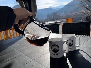コーヒーを飲みながらのんぴり。各棟コーヒーメーカー、コーヒー粉などセットをお部屋にご用意。