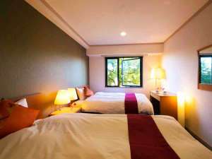 �����j���[�A���E�c�C�����q���̑�����z�e�����ӂ̗΂�����������̋�ԁB