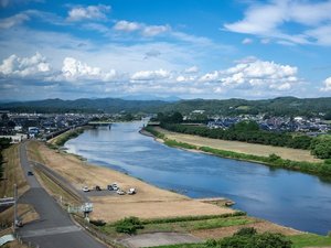 滔々と流れる東北最大の河川・北上川に面し、対岸に緑豊かな展勝地を望みます