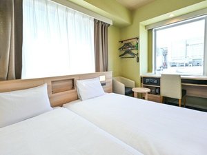 角部屋ならではの明るい窓辺が心地よいコーナーツインルーム
