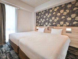 窓からのやわらかな光が心地よいエグゼクティブツインルーム