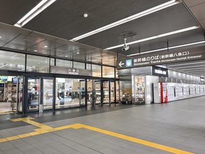 JR京都駅八条口の真正面。通りを挟んだ向かい側にございます