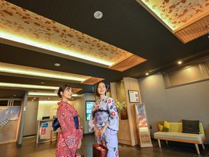 和の美しさを感じるロビーで、旅の始まりをお楽しみください ※館内着は作務衣タイプをご用意しております