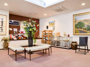 *ロビー◆四季折々のいけばなや因島にちなんだ展示がございます。