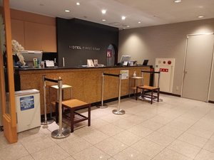 フロント|広々したカウンターでチェックインが楽々!