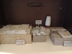ロビーのアメニティコーナーです。ご自由にお持ちください。