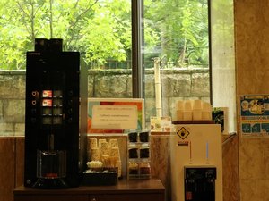 ���r�[�̈�p�ł̓t���[�h�����N�̃R�[�q�[�A�g���������p�ӂ��Ă��܂��B(7:30~23:30)