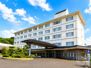 【外観】瀬戸内海を望む温泉宿。天然温泉「母神温泉」や瀬戸内の海の幸を堪能できる会席料理が魅力