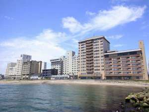 海辺に建つ宿、ロビーからは波の音色「しおさい」が聴こえてきます
