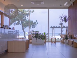 フロントロビーの向こうはすぐ砂浜の続く海