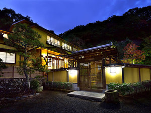 閑静な住宅街の奥に佇むまさに隠れ宿の様。地元のお客様にもご会食に多くご利用頂いております