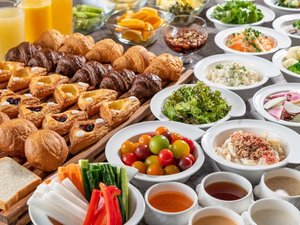 約57種類の朝食バイキングを「展望レストラン　キャナル」にてご提供いたします。
