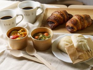 <軽朝食>野菜たっぷりのスープとパンのセットを1Fダイニングエリアでも客室でもお召し上がりいただけます