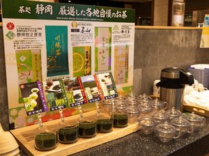 地元静岡銘茶の飲み比べが大人気! 売店でお土産として購入もできます